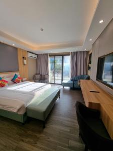 爱妮岛爱妮岛花园度假酒店的一间卧室配有一张大床和一台平面电视