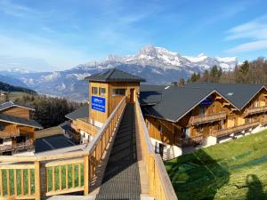 孔布卢Goélia Les Chalets des Pistes的享有山间小屋的景色