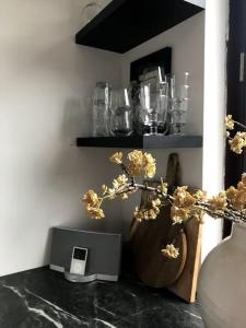 霍夫多普Near Amsterdam and airport, 90m2, privacy!的架子旁边的桌子上花瓶