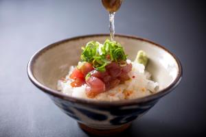 鸟羽哈娜逝水酒店的饭碗,有肉和蔬菜,有汤匙