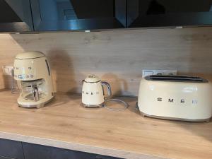 拜罗伊特Colmdorf Ferienhaus的两个烤面包机坐在柜台上