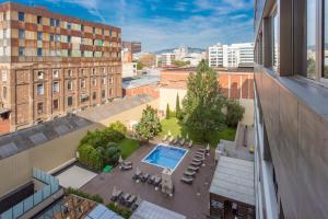 巴塞罗那奥林匹克套房酒店及Spa别墅的享有带游泳池的庭院的顶部景致