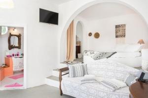 锡基诺斯岛Antiparos的客厅设有白色的墙壁和白色的沙发