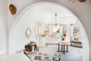 锡基诺斯岛Antiparos的拱形客房设有厨房和桌子