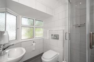 萨顿Flexistay Aparthotel Sutton的白色的浴室设有卫生间和水槽。