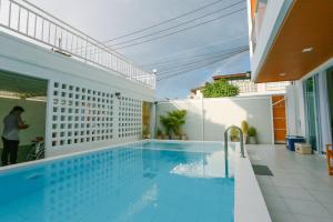清刊Chiang Khan COZY Pool Villa的房屋中间的游泳池