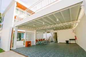 清刊Chiang Khan COZY Pool Villa的开放式庭院,设有停放在大楼下的自行车