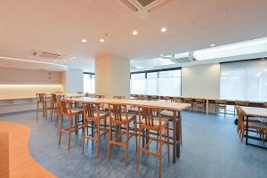 鹿儿岛Kagoshima Plaza Hotel Tenmonkan的教室里配有桌椅
