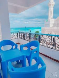马特鲁港مرسى مطروح的海景阳台上的2把蓝色椅子