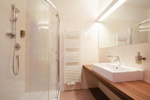 梅拉诺Gästehaus Salvatorianerinnen的白色的浴室设有水槽和淋浴。