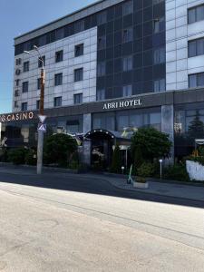 第聂伯罗Abri Hotel的酒店前面一条空的街道