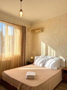 巴统BATUMI KEY 8的一间卧室配有一张带白色床单的床和一扇窗户。
