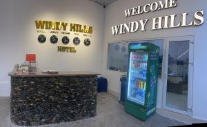 美奈Windy hills hotel的商店设有自动售货机和柜台