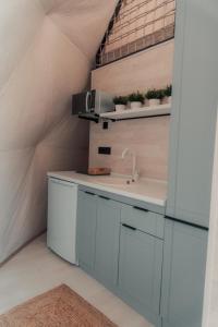 KyzylkumO'MIR glamping эко-отель Актау的厨房配有白色橱柜和水槽