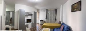 克拉多沃Adam's Apartment 2的带沙发和黄色椅子的客厅