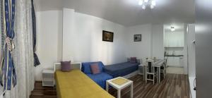 克拉多沃Adam's Apartment 2的小房间设有床和沙发