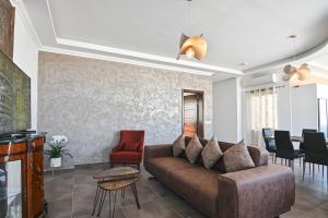 艾因西莱姆Millennium Penthouse with private Hot Tub Gozo的客厅配有棕色的沙发和椅子