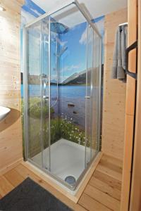 豪斯地区圣雅各布Ferienhof Holzmeister的带淋浴的浴室,享有水景