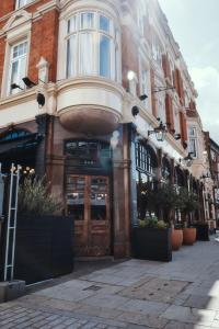 伦敦The Black Lion Pub & Boutique Guesthouse的街道上设有木门的建筑
