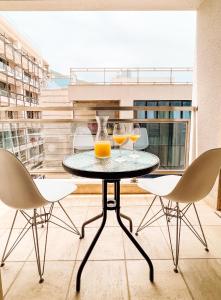 布德瓦Four Views Apartments的一张桌子,上面放着两杯橙汁