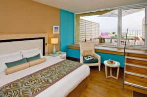 恩波其克Herods Dead Sea – A Premium Collection by Fattal Hotels的酒店客房设有一张床和一个阳台。