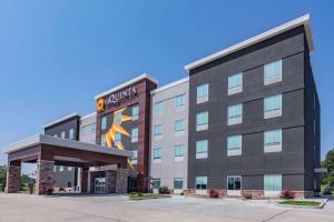 JacksonLa Quinta Inn & Suites by Wyndham Jackson-Cape Girardeau的酒店前方的 ⁇ 染