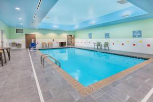 JacksonLa Quinta Inn & Suites by Wyndham Jackson-Cape Girardeau的一座蓝色海水的大型室内游泳池