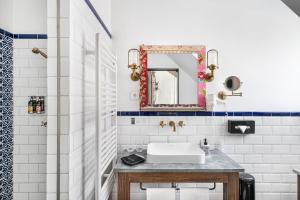 布达佩斯麦森酒馆及酒店的一间带水槽和镜子的浴室