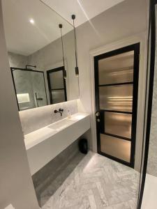 巴斯Luxury Georgian Apartment - 5 Minute Walk to Spa的一间带水槽和镜子的浴室