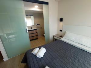 桑坦德Bahia Rooms Cantabria 3000的一间卧室配有一张床,上面有两条毛巾