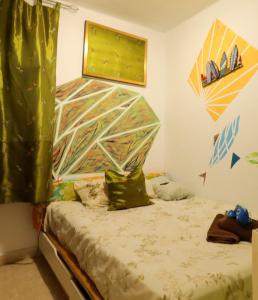 阿雷西费Beach House Lanzarote的一间卧室配有一张带大床头板的床