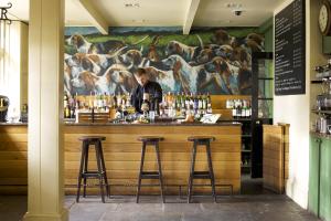 泰特伯里野兔和猎犬酒店的餐厅的酒吧,有狗壁画