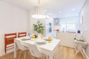 布拉加Art's Braga Apartment - Minho's Guest的白色的用餐室配有白色的桌椅