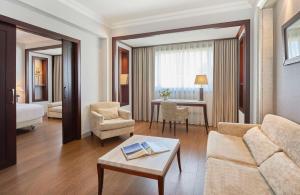 拉科鲁尼亚NH Collection A Coruña Finisterre的客厅配有沙发和桌子