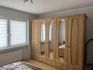 普莱滕贝格An der Glocke的一间卧室配有带镜子的木制橱柜