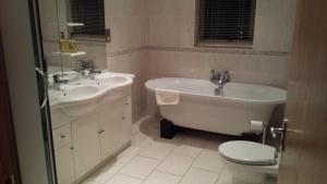 佩伦波斯CELLAR COVE的带浴缸、盥洗盆和卫生间的浴室