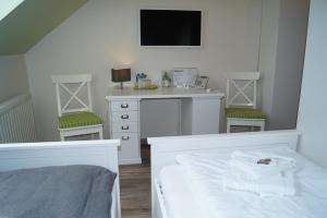 韦尼格罗德REGIOHOTEL Aparthotel Wernigerode的一间卧室配有一张床、一张书桌和一台电视。