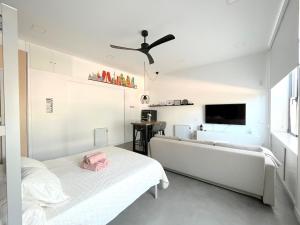 马德里Precioso estudio en Barajas, a un paso del Metro的一间卧室配有两张床和一台平面电视