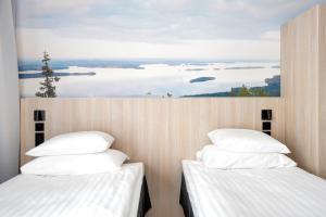 科林基拉Break Sokos Hotel Koli Kylä的海景客房 - 带两张床