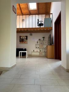 卡利亚里Stylish Loft Trivano Cagliari 2 beds/2 bath的大型客房,设有瓷砖地板和木制天花板