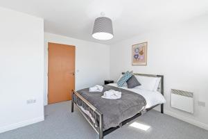 WooltonTwo Bedroom 1 mile from Liverpool Airport的卧室配有一张床