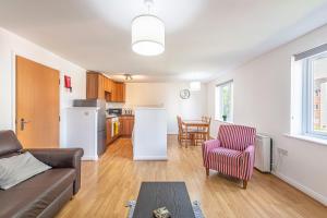 WooltonTwo Bedroom 1 mile from Liverpool Airport的带沙发的客厅和厨房