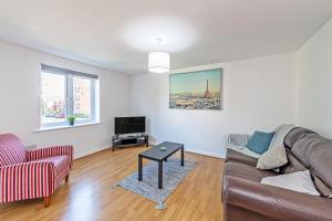 WooltonTwo Bedroom 1 mile from Liverpool Airport的带沙发和电视的客厅