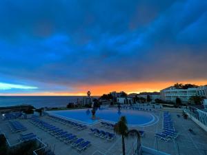 戛纳EXCEPTIONNEL sur CANNES vue mer piscine的享有带椅子的游泳池和大海的景色