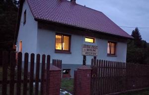 拉伊恰Domowe Zacisze w Nickulinie的前面有标志的白色房子