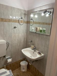 阿斯提帕莱亚镇Yalos rooms的一间带水槽、镜子和卫生间的浴室