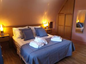 希俄斯PhiloXenia Traditional Apartments的一间卧室配有带毛巾的床