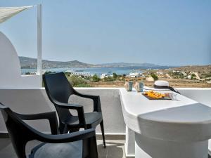帕罗奇亚Ocean View Paros的白色的桌椅,享有海景