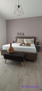 马扎拉德尔瓦洛Volturno3 Suites & more的一间卧室,卧室内配有一张大床