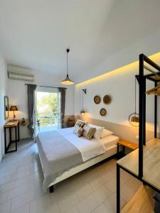 马拉希亚斯thēama Corfu的一间卧室设有一张大床和一个窗户。